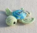 Handgehäkelte Schildkröte als Schlüsselanhänger in Grün und Blau – kleiner handgemachter Glücksbringer