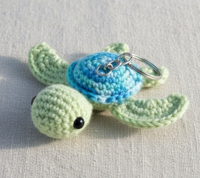 Handgehäkelte Schildkröte als Schlüsselanhänger in Grün und Blau – kleiner handgemachter Glücksbringer