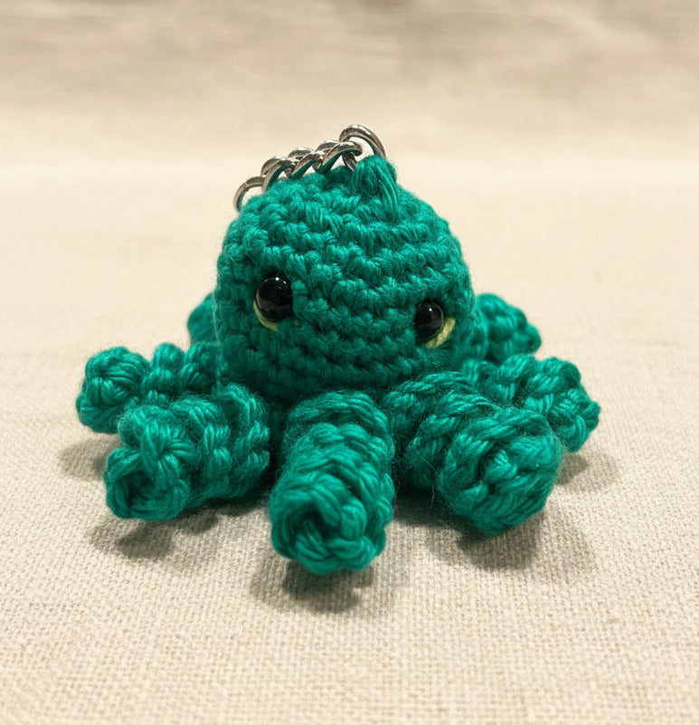 Gehäkelter Oktopus Schlüsselanhänger in Grün, handgemacht im Amigurumi Stil