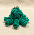 Gehäkelter Oktopus Schlüsselanhänger in Grün, handgemacht im Amigurumi Stil