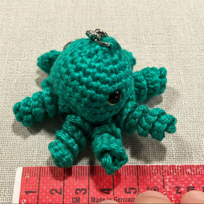 Gehäkelter Oktopus Schlüsselanhänger in Grün, handgemacht im Amigurumi Stil