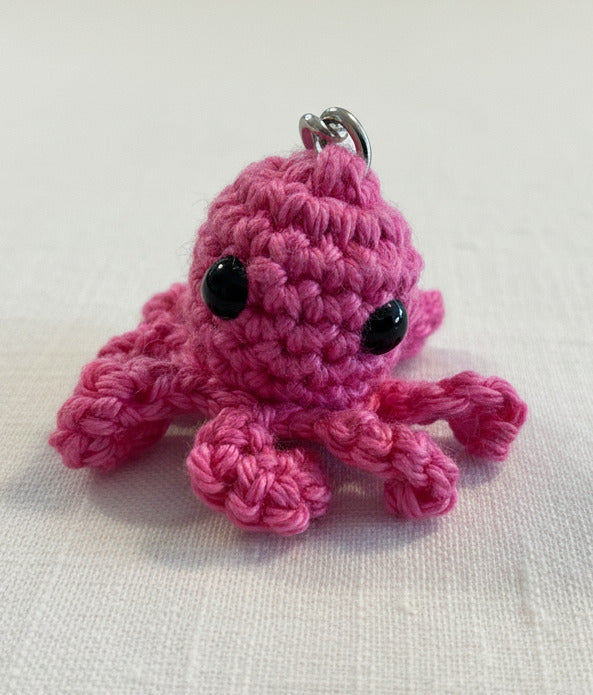 Mini Oktopus gehäkelt – kleine Amigurumi Glücksbringer verschiedene Farben