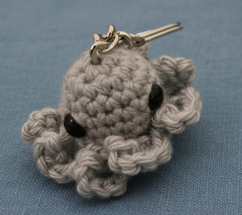 Mini Oktopus gehäkelt – kleine Amigurumi Glücksbringer verschiedene Farben