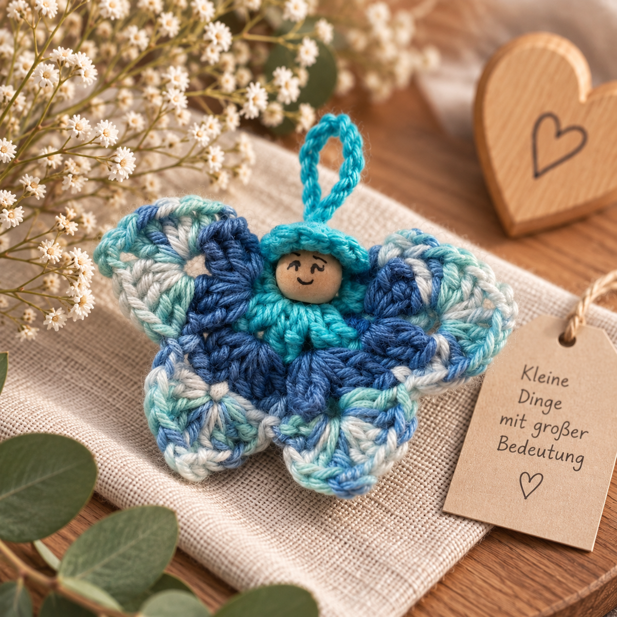Gehäkelter Schmetterling Glücksbringer – handgemacht, Lifestyle-Ansicht