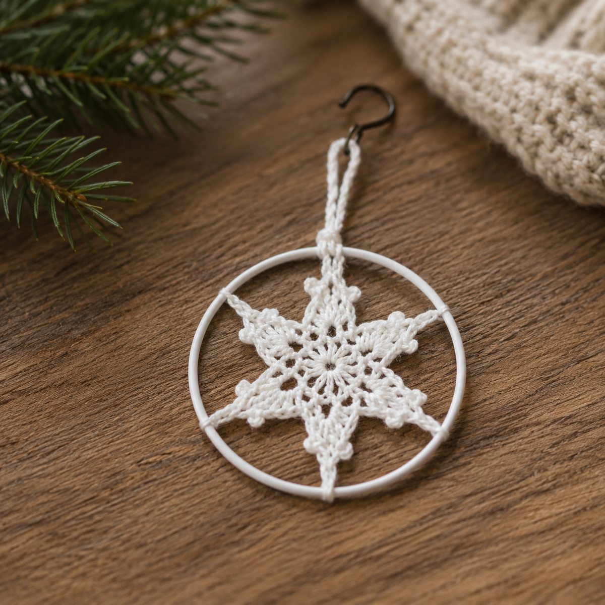 Weiß gehäkelter Schneeflocken-Anhänger im Ring – handgemachte Weihnachtsdekoration