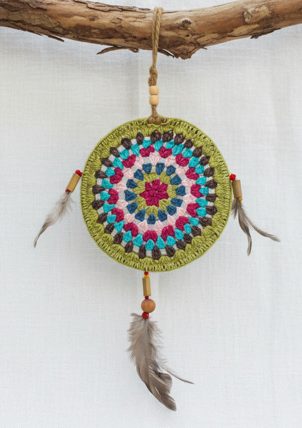 Handgemachter gehäkelter Traumfänger als Wanddekoration im Boho Stil