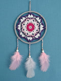 Gehäkelter Traumfänger Mandala in Rosa und Lila mit Federn, handgemachte Boho Wanddeko
