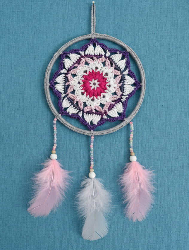 Gehäkelter Traumfänger Mandala in Rosa und Lila mit Federn, handgemachte Boho Wanddeko
