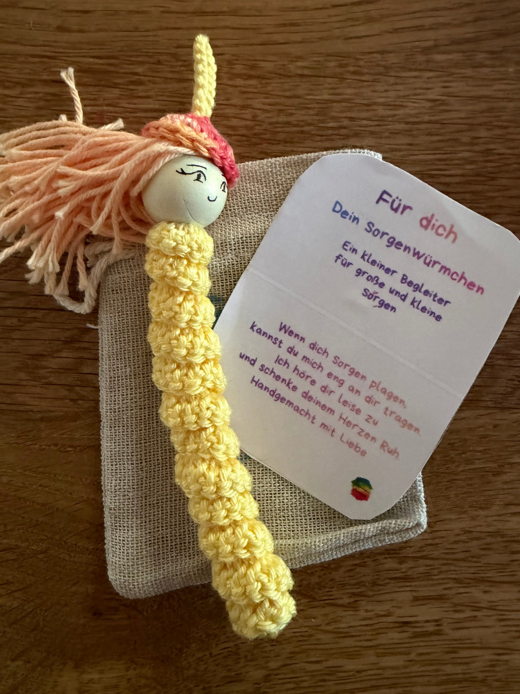 Gelbes handgehäkeltes Sorgenmädel mit Karte und Stoffbeutel. Liebevoller Mutmacher, Trostspender und Glücksbringer für Kinder.