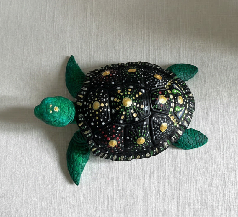 Handgegossene und handbemalte Gips Schildkröte in Schwarz und Grün mit Punktmuster als dekorative Dekofigur
