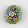Handbemalter Glücksstein mit bunter Blumen-Mandala auf Naturstein – dekorativer Glücksbringer