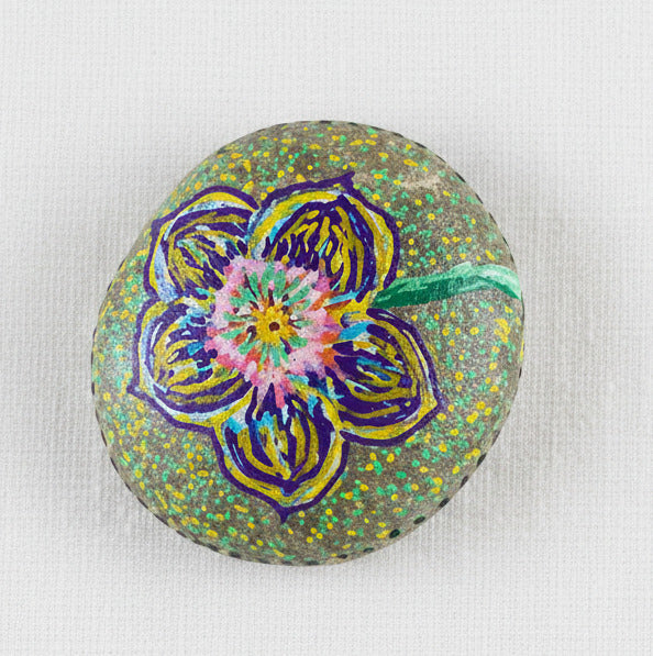 Handbemalter Glücksstein mit bunter Blumen-Mandala auf Naturstein – dekorativer Glücksbringer