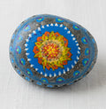 Handbemalter Glücksstein mit farbigem Mandala in Blau, Gelb und Rot – einzigartiger Glücksbringer aus Naturstein