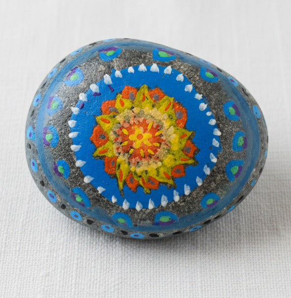Handbemalter Glücksstein mit farbigem Mandala in Blau, Gelb und Rot – einzigartiger Glücksbringer aus Naturstein
