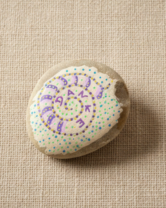 Handbemalter Glücksstein mit Spiral-Mandala und bunten Punkten