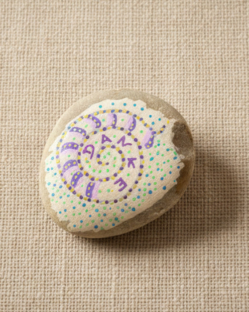 Handbemalter Glücksstein mit Spiral-Mandala und bunten Punkten