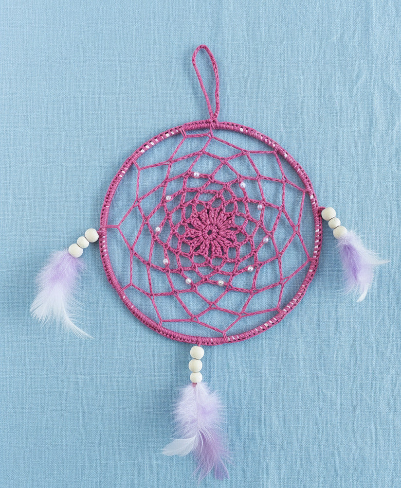 Handgemachter rosa Traumfänger mit Federn und Holzperlen im Boho Stil 
