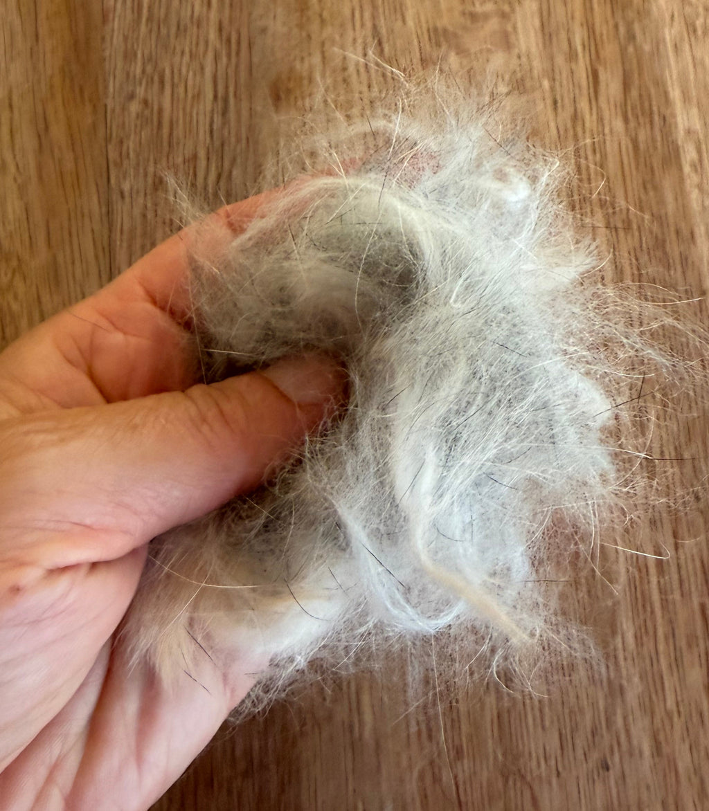 Fellbüschel eines Kaninchens als Ausgangsmaterial für ein handgefertigtes Tierfell-Unikat.