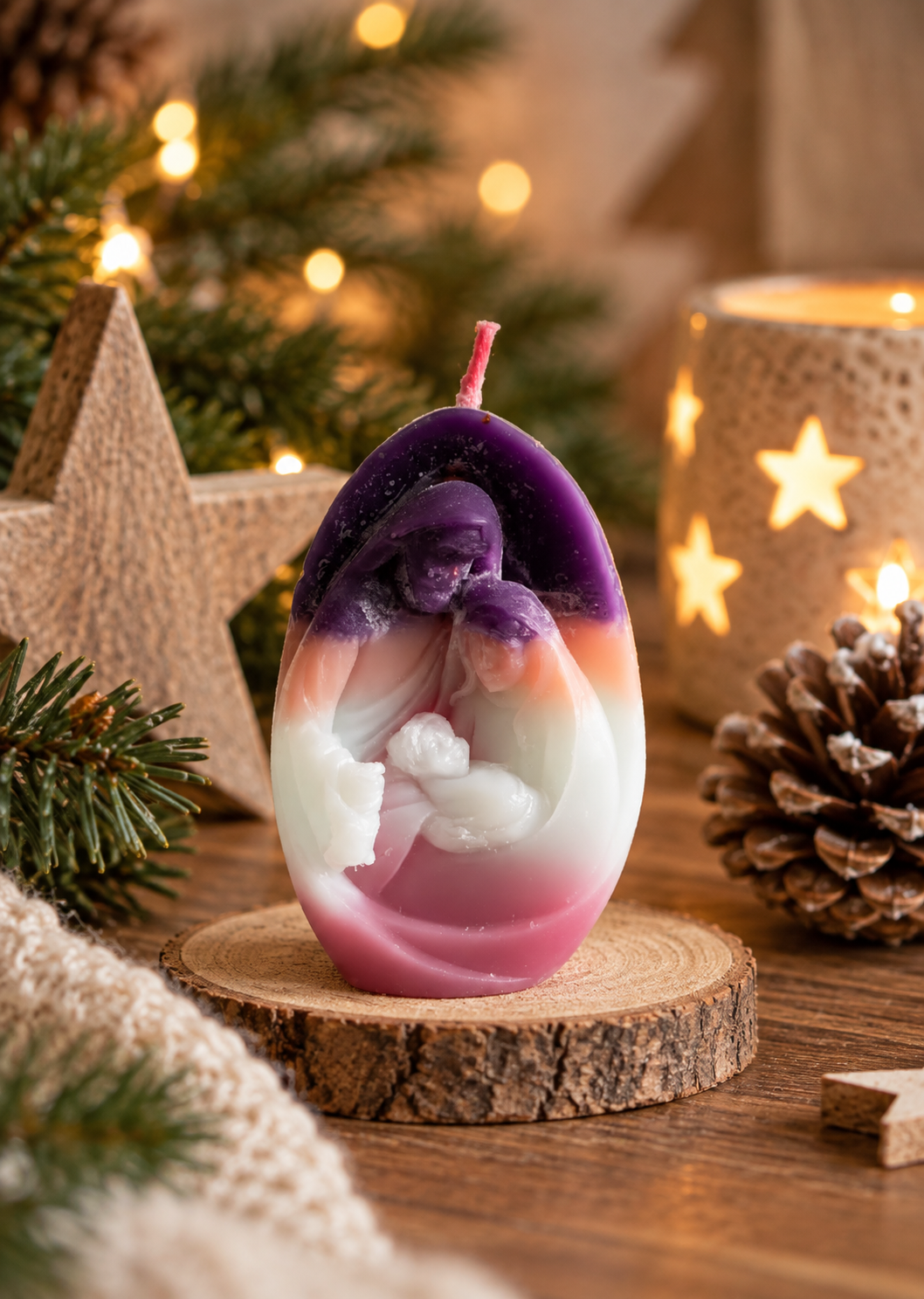 Handgegossene Krippenkerze mit Maria, Josef und Jesuskind in gemütlicher Weihnachtsdekoration