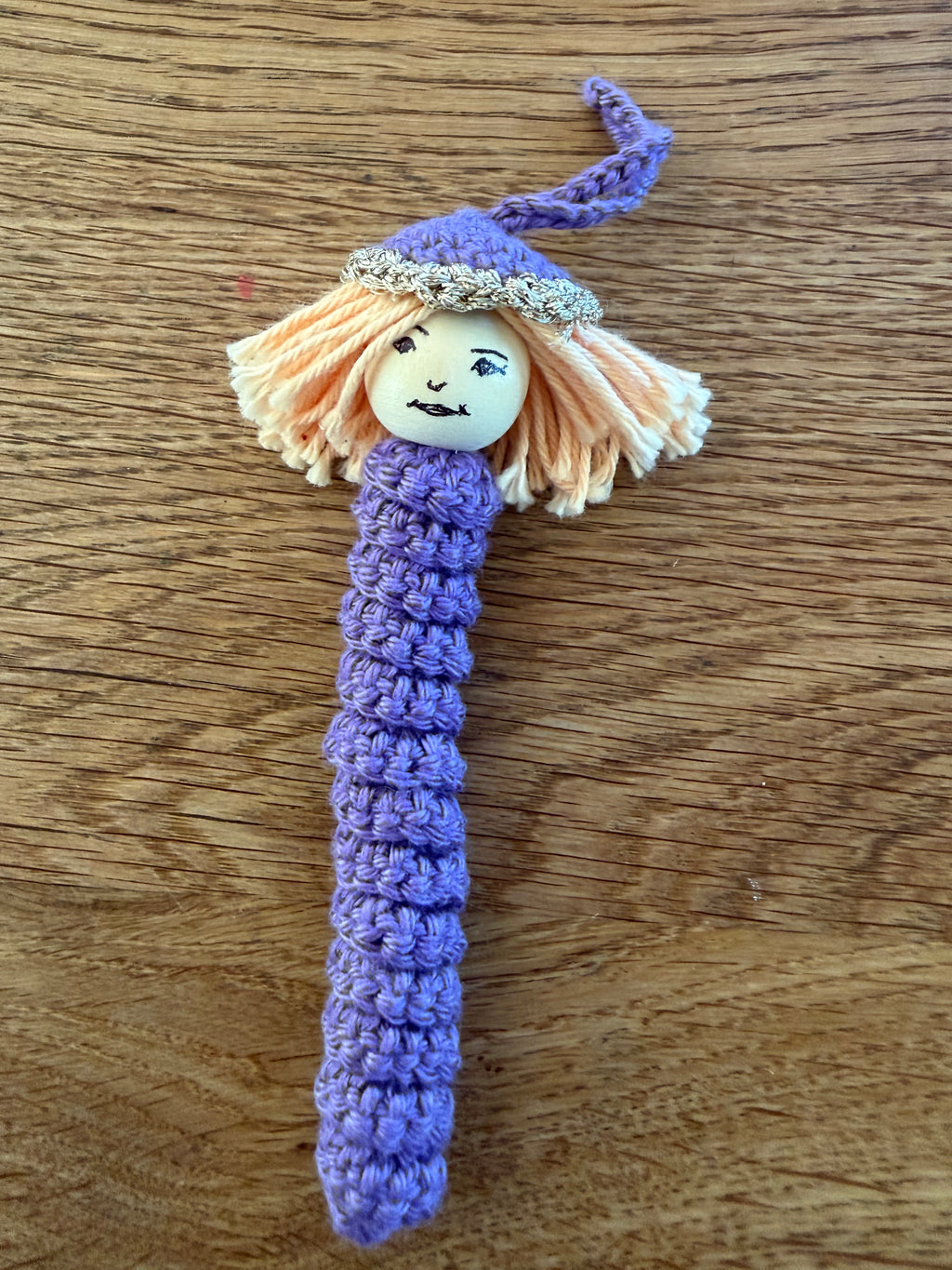 Lila handgehäkeltes Sorgenmädel mit hellen Haaren. Liebevoll gefertigter Mutmacher, Trostspender und Glücksbringer für Kinder.