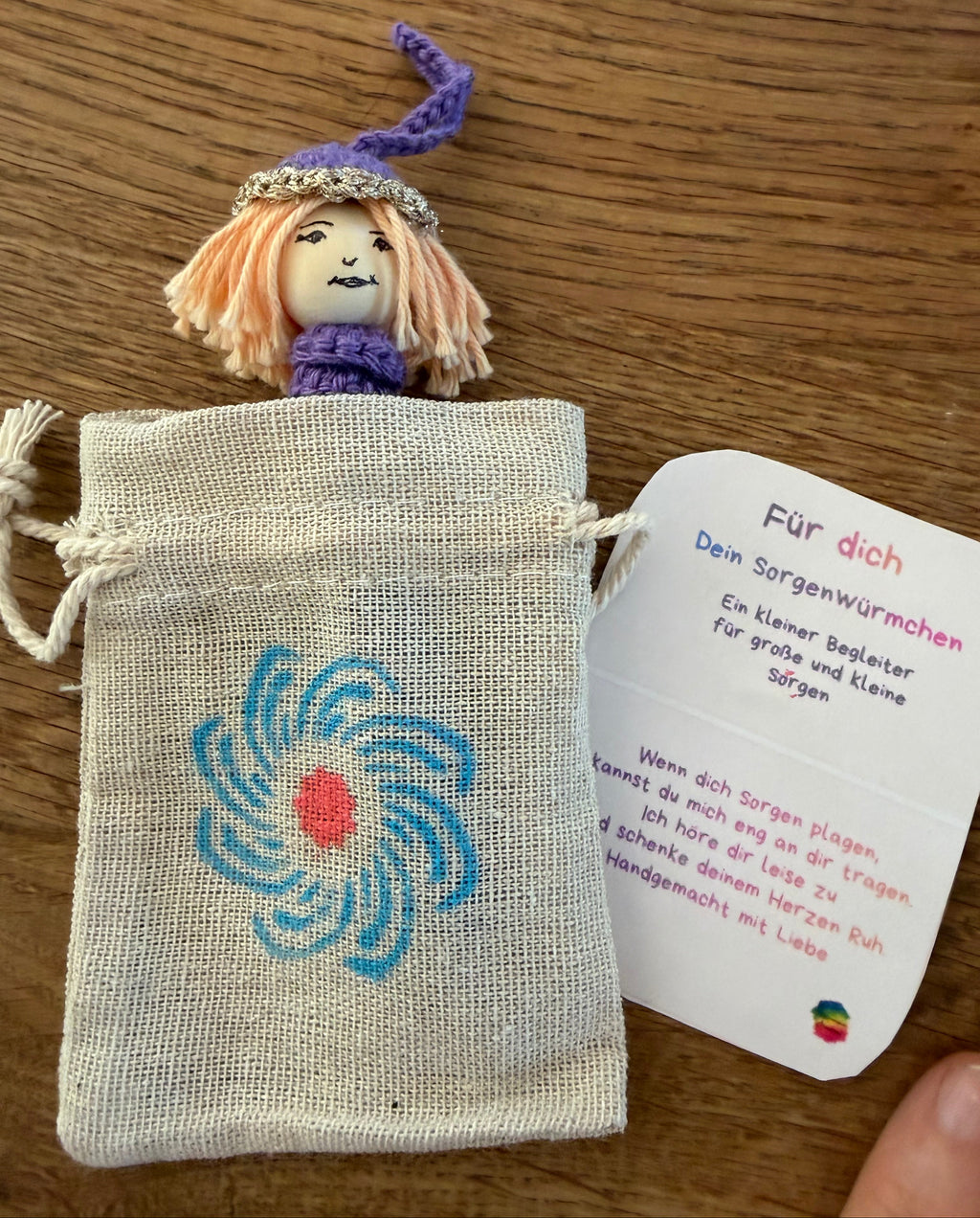 Lila handgehäkeltes Sorgenmädel mit Karte und Stoffbeutel. Liebevoller Mutmacher, Trostspender und Glücksbringer für Kinder.