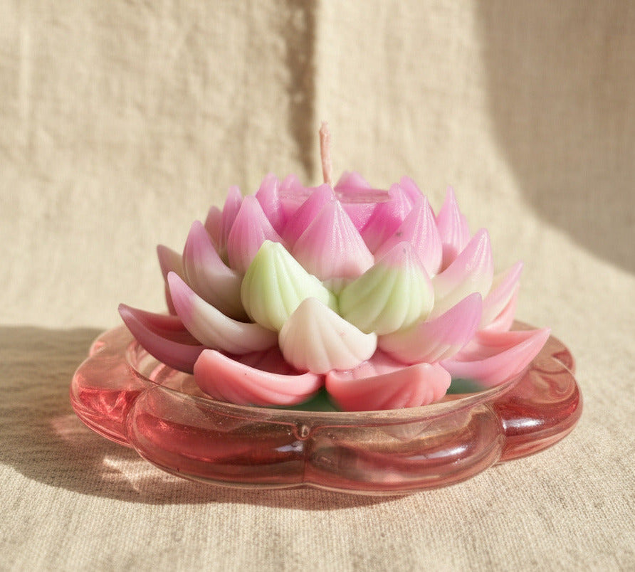Handgegossene Lotusblüten-Kerze in Rosa und Weiß auf Glasteller – dekorative Meditationskerze