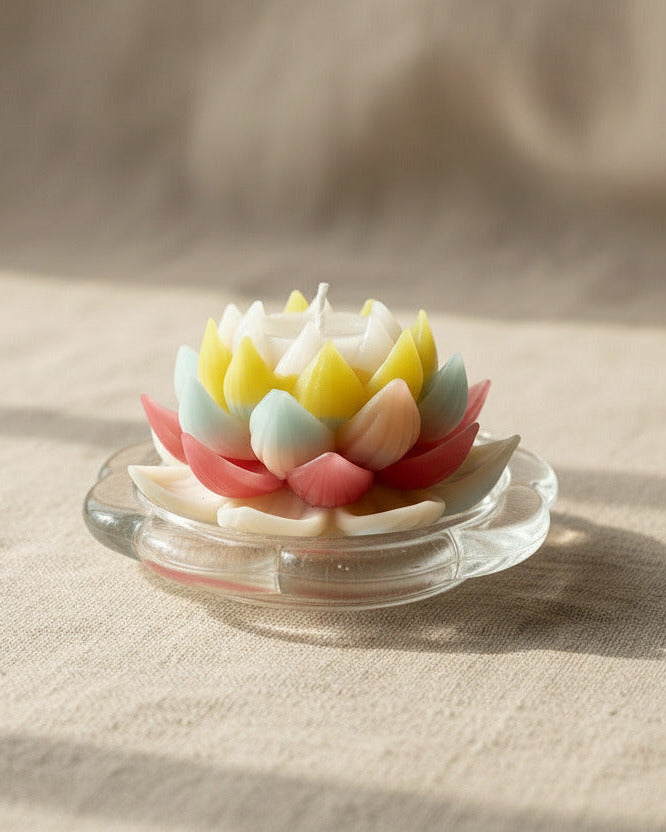 Handgemachte Lotusblumen Kerze in Pastellfarben auf Glasteller