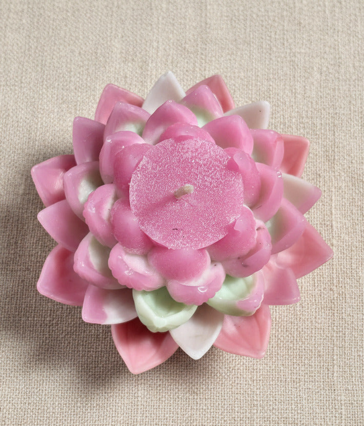 Handgegossene Lotuskerze in Rosa und Weiss aus recycelten Kerzenresten – Draufsicht