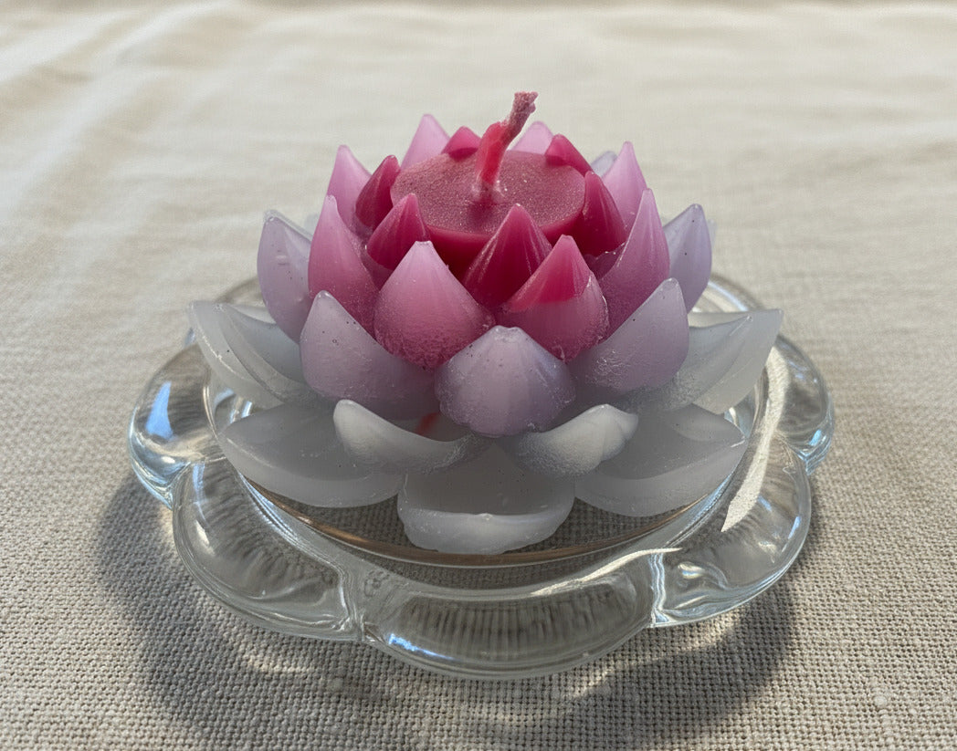 Rosa Lotuskerze handgemacht auf Glas Teller Dekoration
