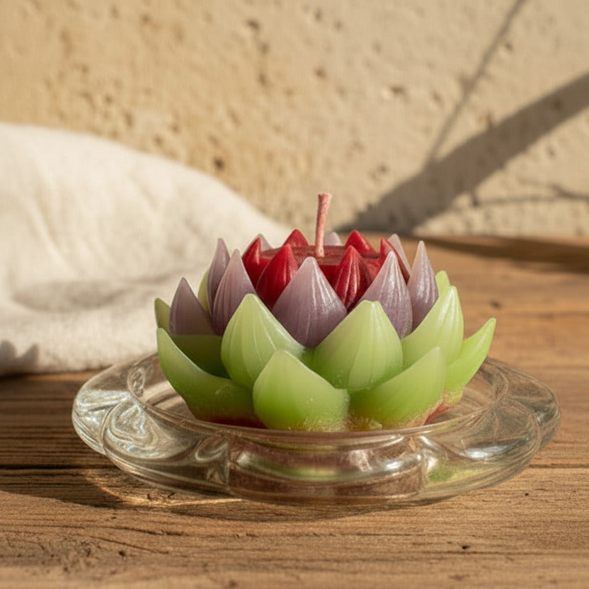 Handgemachte Lotusblumen Kerze rot lila grün auf Glasuntersetzer