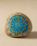 Handbemalter Glücksstein mit blauem Mandala-Muster