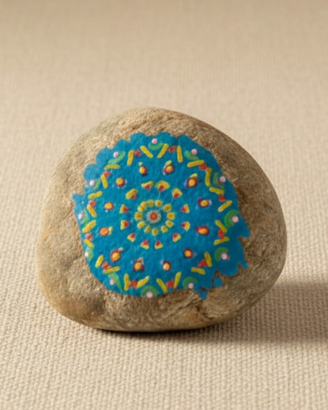 Handbemalter Glücksstein mit blauem Mandala-Muster