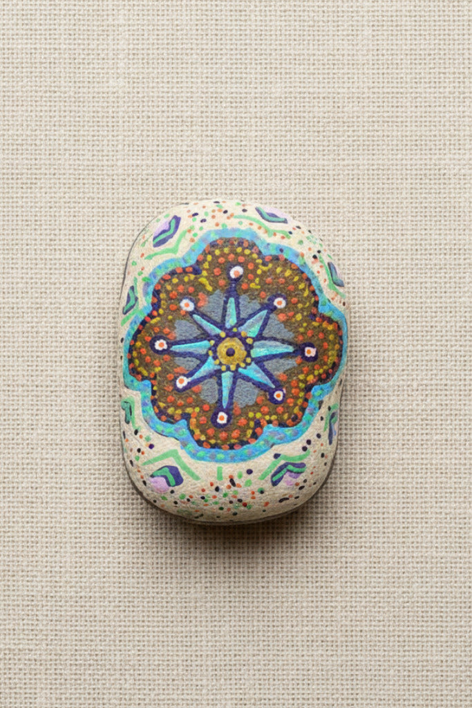 Handbemalter Stein mit buntem Mandala-Muster – handgemachter Glücksbringer