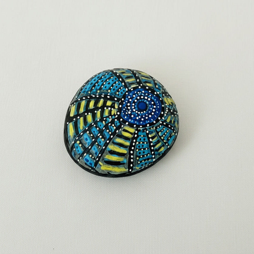 Handbemalter Mandala Stein in Blau und Grün im Dot-Painting Stil, dekorativer Glücksstein aus Naturstein, Unikat