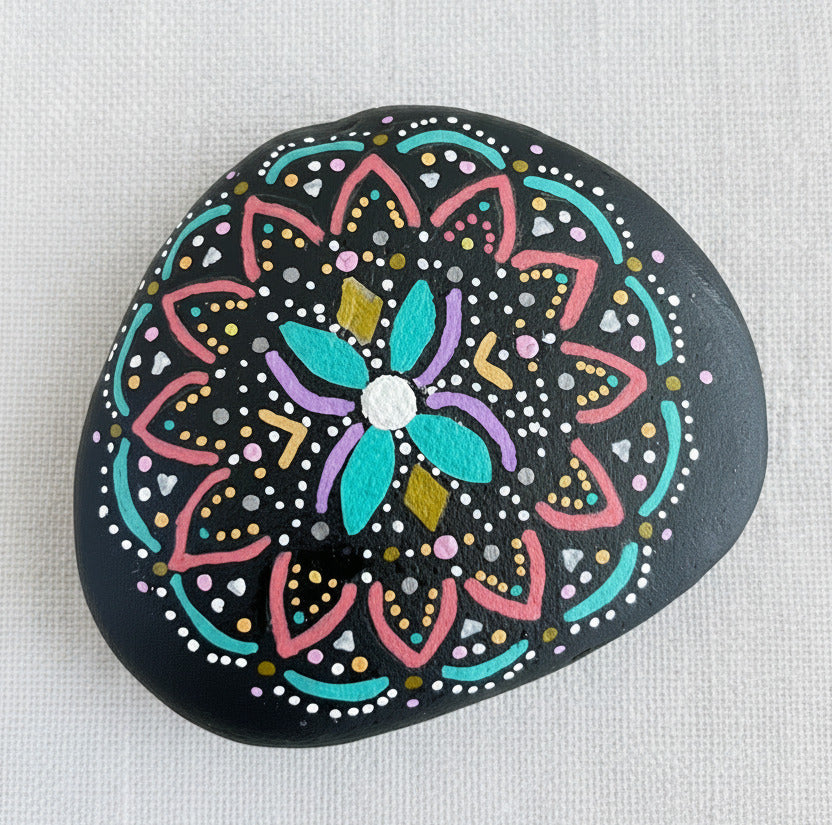 Handbemalter schwarzer Mandala Stein mit buntem Blumenmuster und feinen Punktdetails