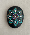 Handbemalter schwarzer Mandala Stein mit türkisfarbenem Blumenmuster und feinen Punktdetails