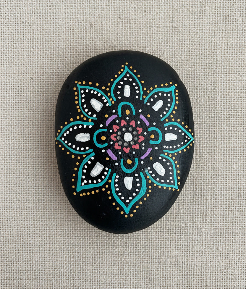 Handbemalter schwarzer Mandala Stein mit türkisfarbenem Blumenmuster und feinen Punktdetails