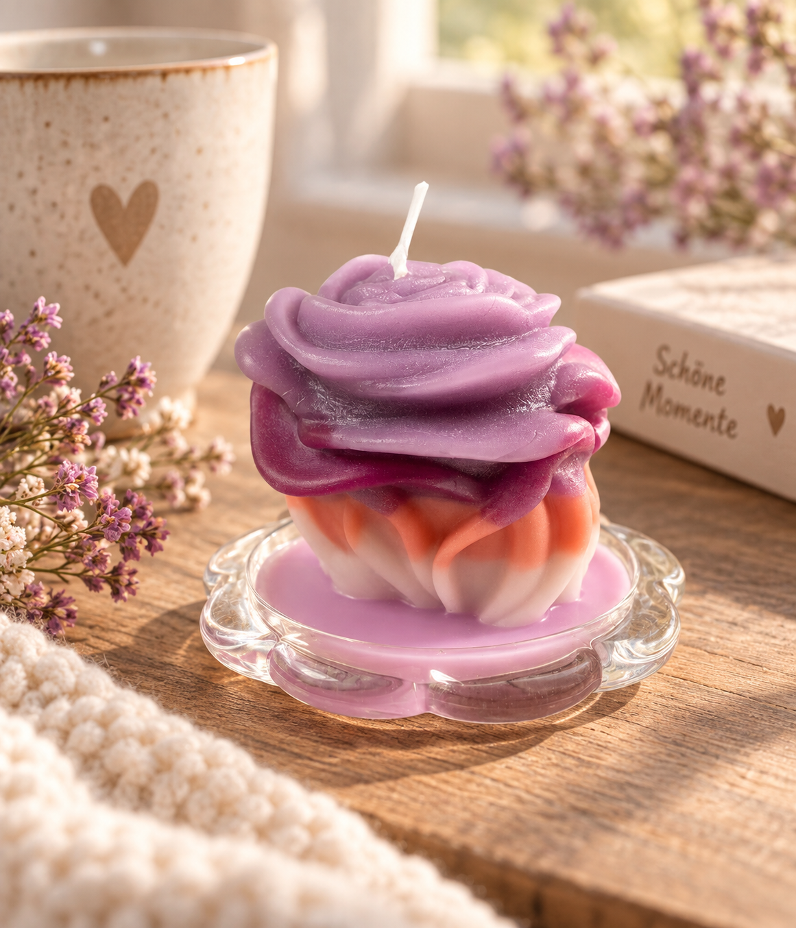 Handgemachte mehrfarbige Rosenkerze in Lila und Rosa auf Glasschale