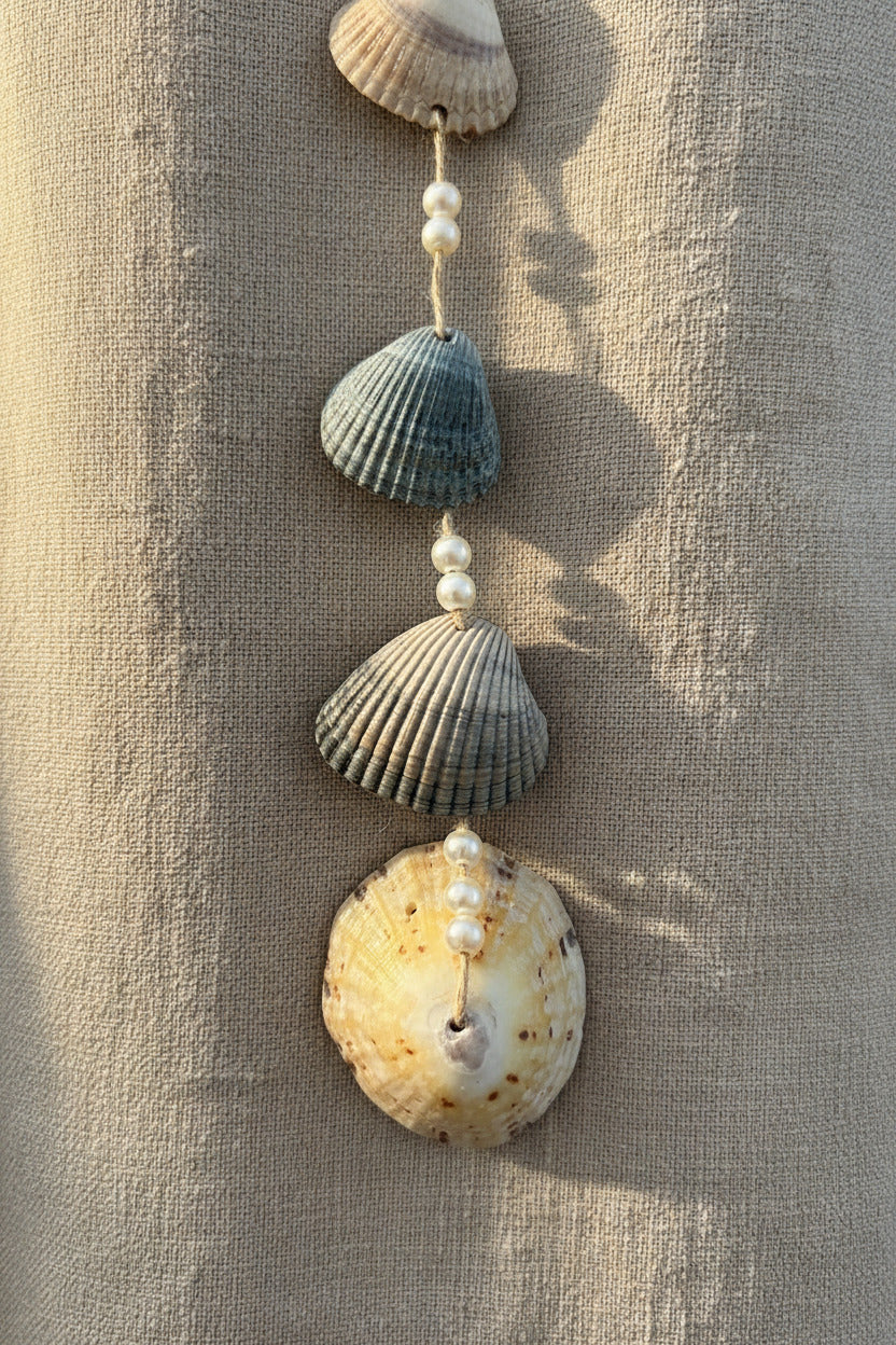 Handgemachte Muschel-Girlande mit echten Muscheln und Perlen in natürlichen Blau- und Cremetönen