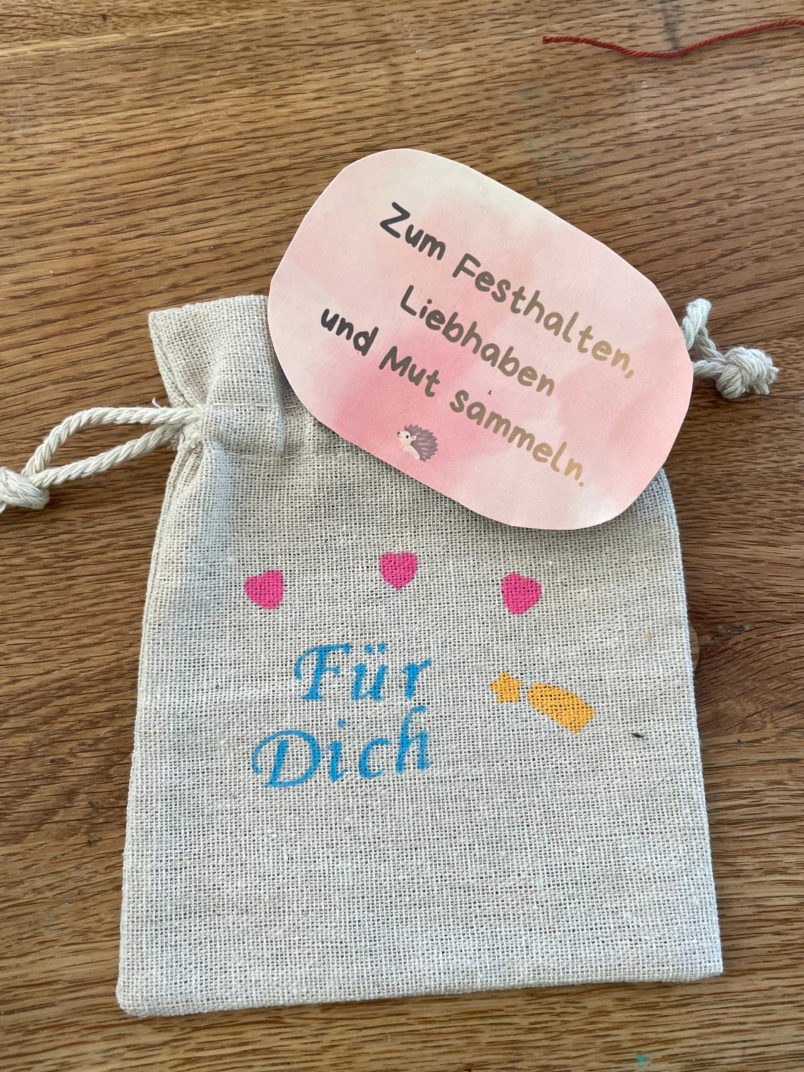 Kleines Stoffbeutelchen mit handgemachtem Mutmacher-Kärtchen und liebevoller Aufschrift „Zum Festhalten, Liebhaben und Mut sammeln“ 💛