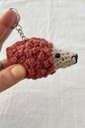 Handgehäkelter Mutmacher Igel Schlüsselanhänger in warmen Naturtönen als kleines handgemachtes Geschenk 💛
