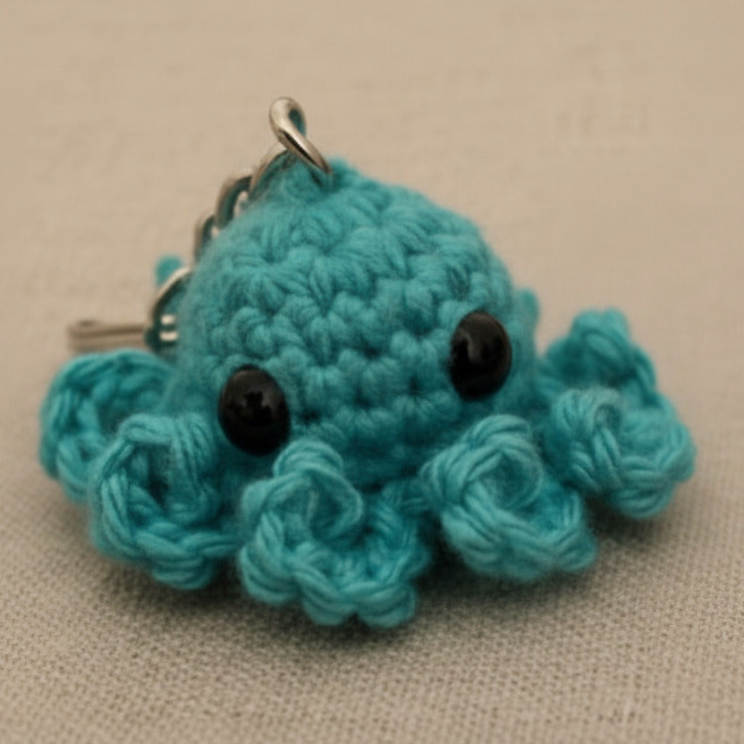 Hellblauer gehäkelter Oktopus Schlüsselanhänger, Amigurumi Figur handgemacht, süßer kleiner Glücksbringer
