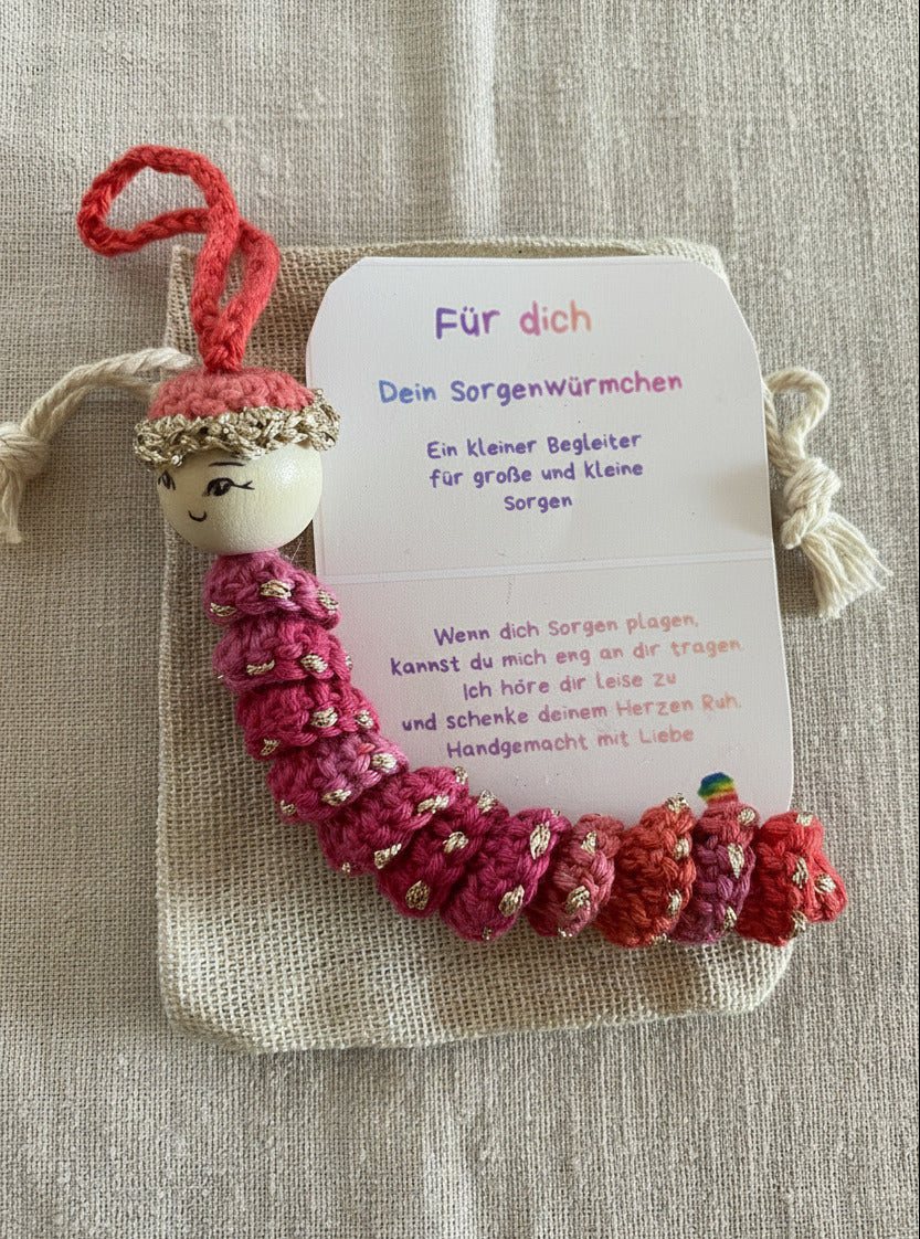 Rosa handgemachtes Sorgenwürmchen mit Kärtchen und Säckchen als kleines Geschenk und Glücksbringer