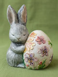 Handbemalter Osterhase aus Gips mit dekoriertem Ei als Frühlings- und Osterdeko