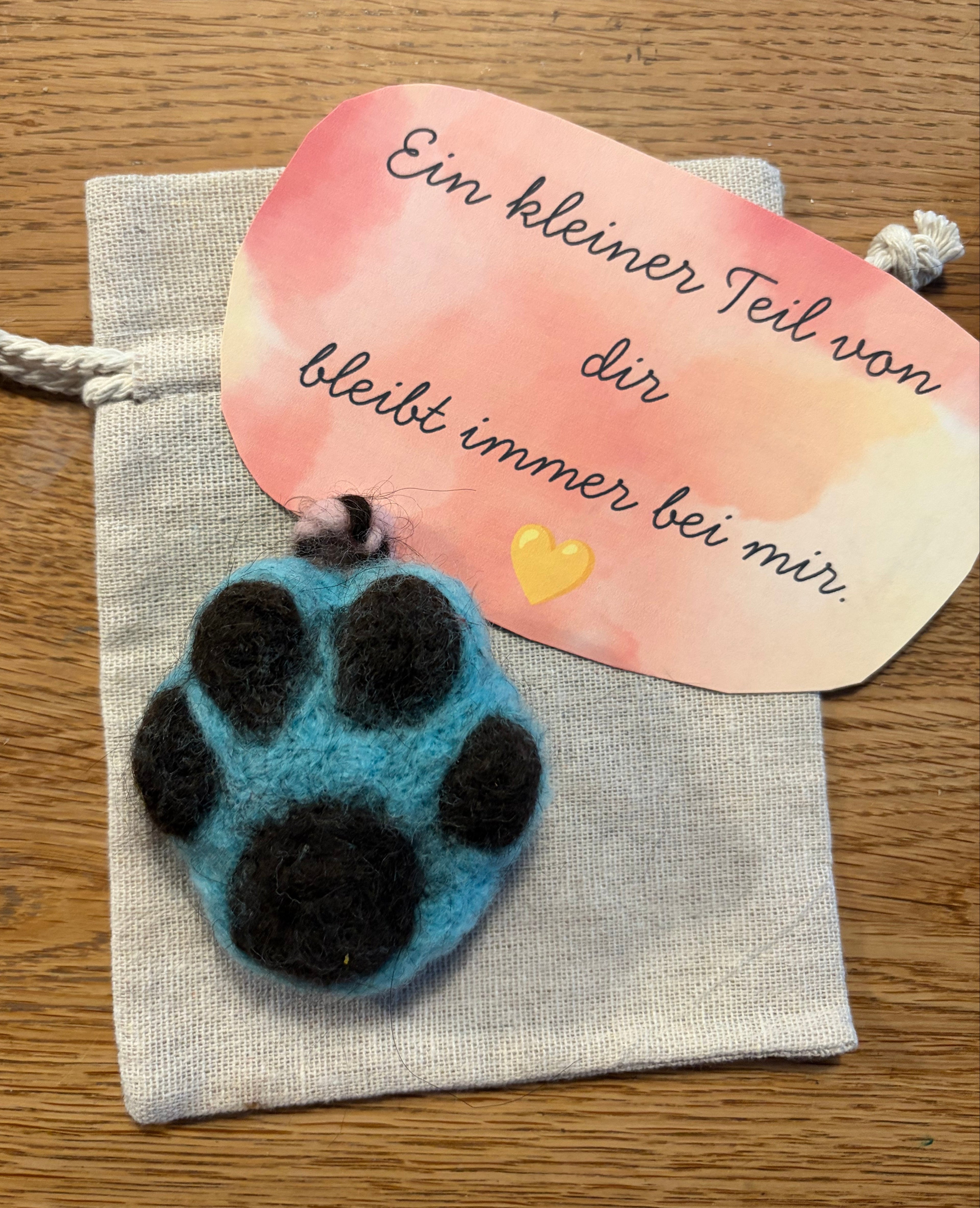 Personalisierte Pfote aus Hundehaar mit Erinnerungskarte und Baumwollsäckchen – handgefilztes Andenken an deinen Hund.