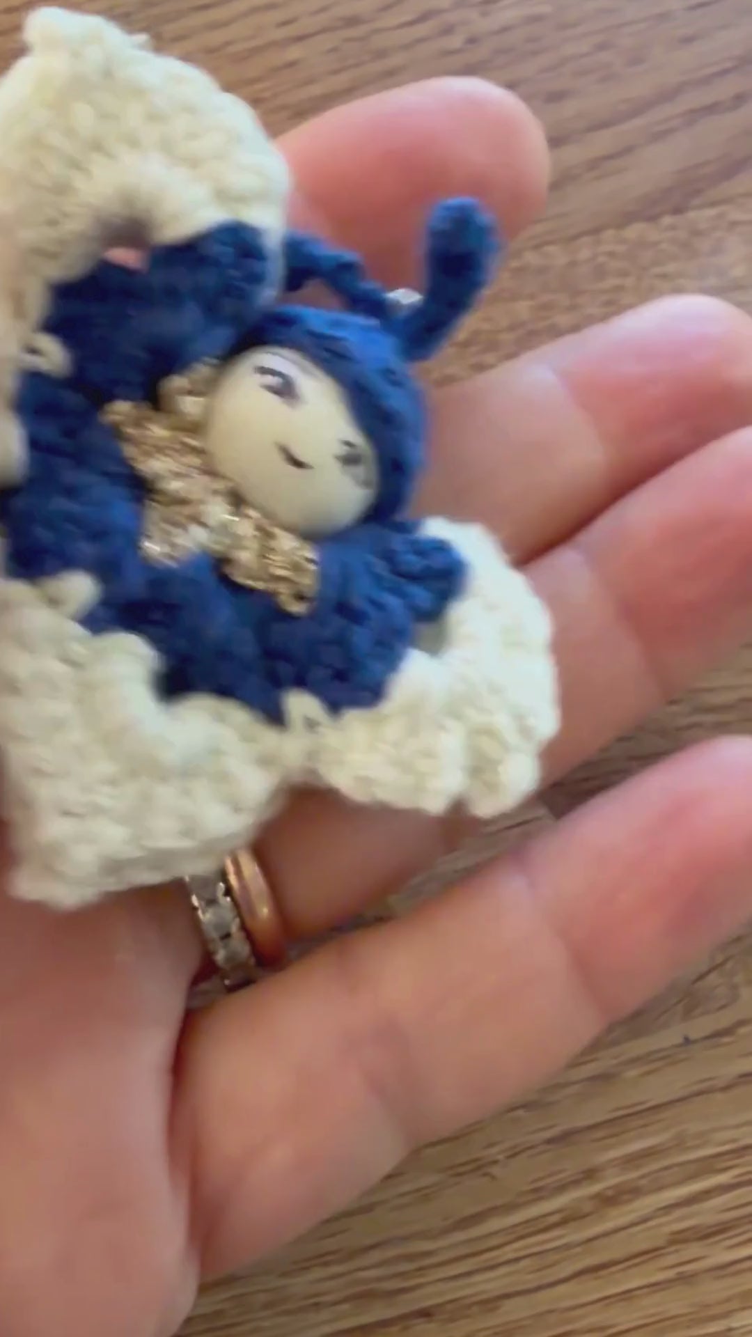 Handgehäkelter Schutzengel-Schlüsselanhänger in Blau und Weiß mit goldenen Flügeln. Liebevoll gefertigter Glücksbringer und Geschenk für Kinder und Erwachsene.