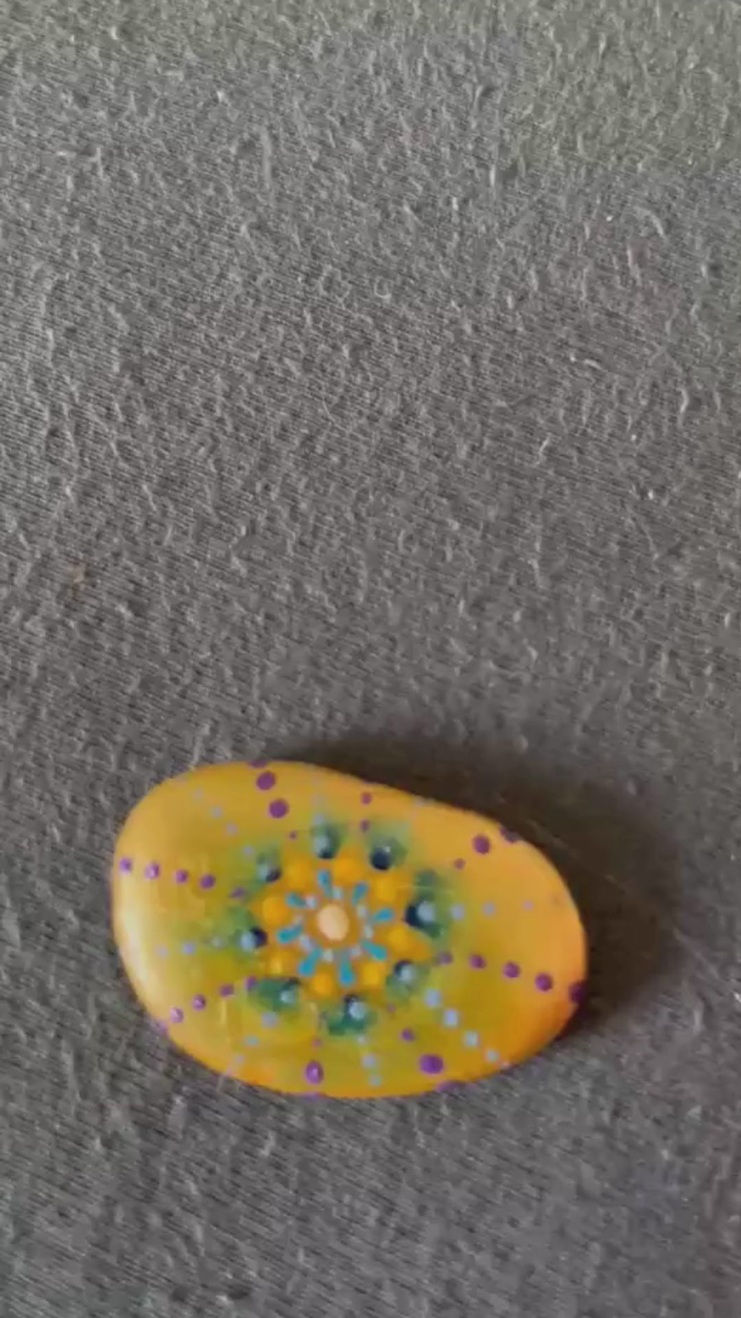 Handbemalter Glücksstein mit filigranem Mandala