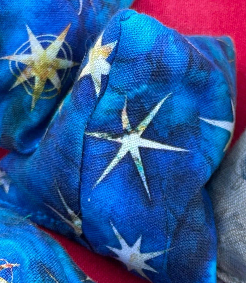 Handgemachtes Pyramidenkissen aus blauem Stoff mit Sternmuster