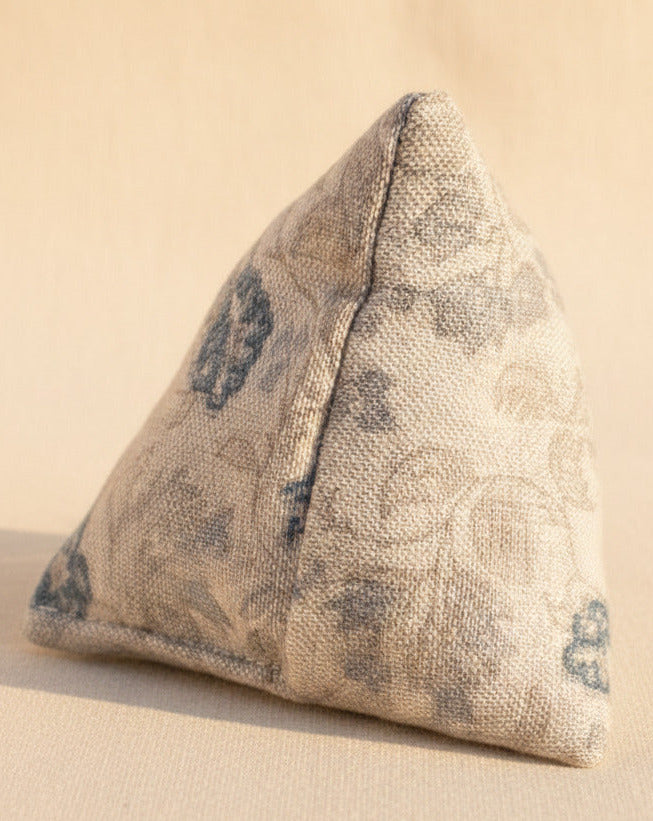 Dekoratives handgenähtes Pyramidenkissen aus naturfarbenem Stoff mit floralem Muster