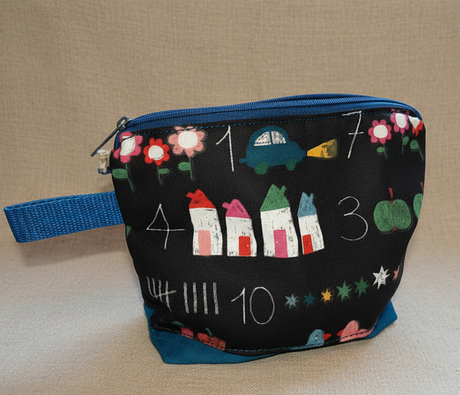 Handgemachtes kleines Täschchen mit Reißverschluss und buntem Zahlen- und Kinder-Motiv

